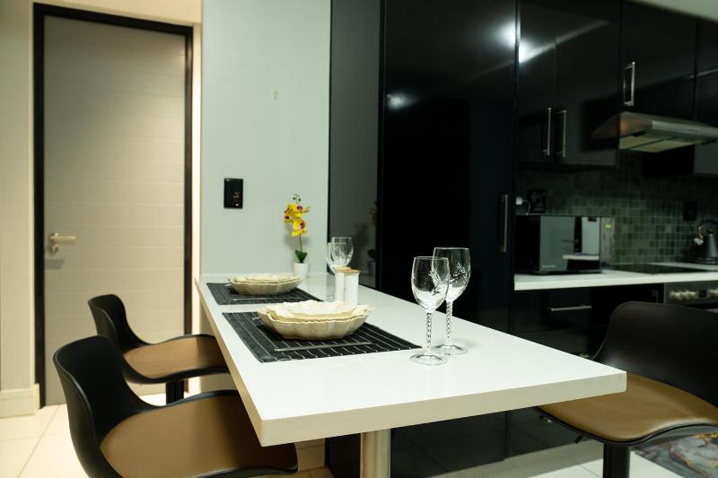 La Belle Luxury Suites - Executive Apartments Windhoek CBD - Building Pool & Gym Access - image 5