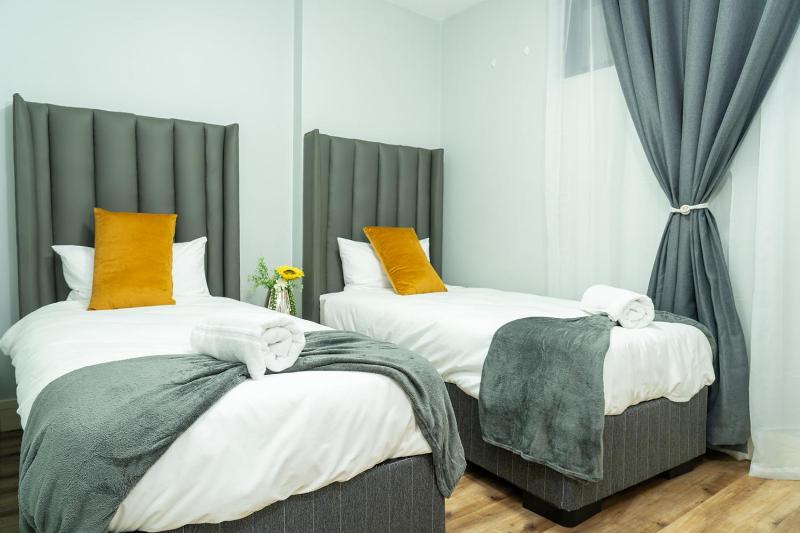 La Belle Luxury Suites - Executive Apartments Windhoek CBD - Building Pool & Gym Access - image 8