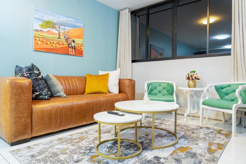 La Belle Luxury Suites - Executive Apartments Windhoek CBD - Building Pool & Gym Access - image 9