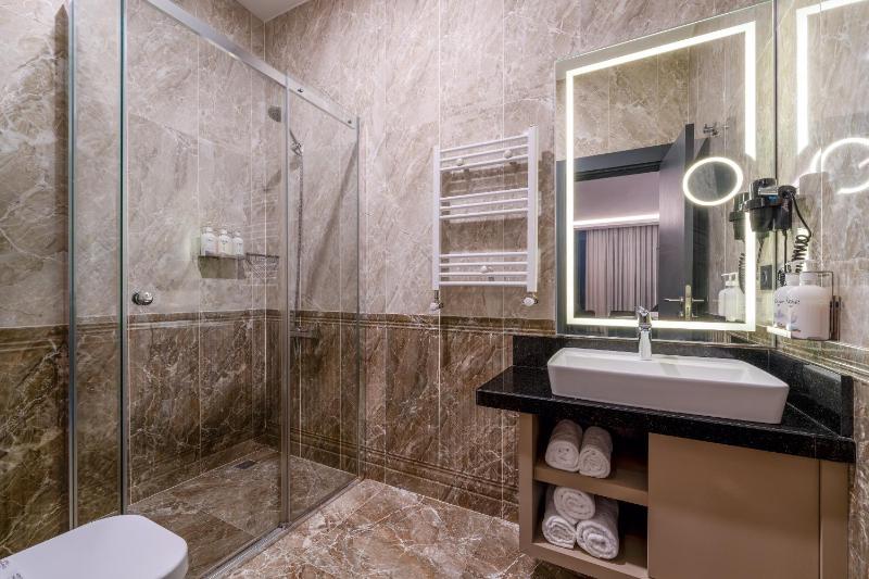 Superior Room with One Double Bed and One Single Bed - Non-Smoking image 4