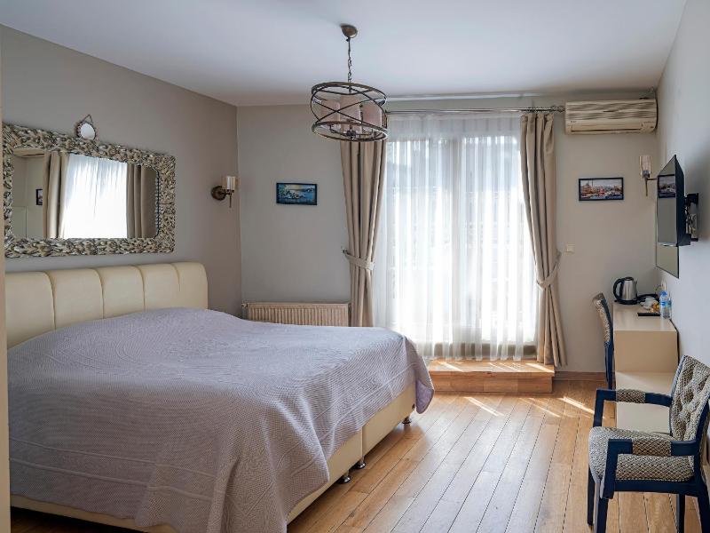 Deluxe Double Room with Balcony image 3