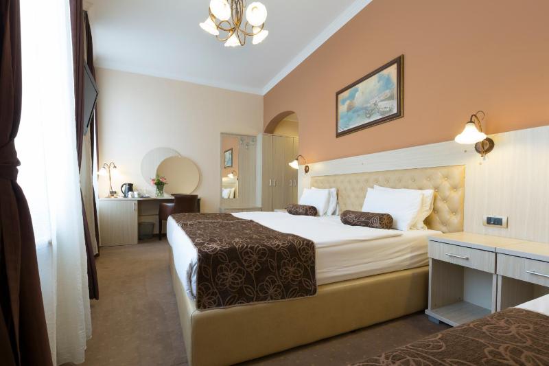 Superior Triple Room image 4