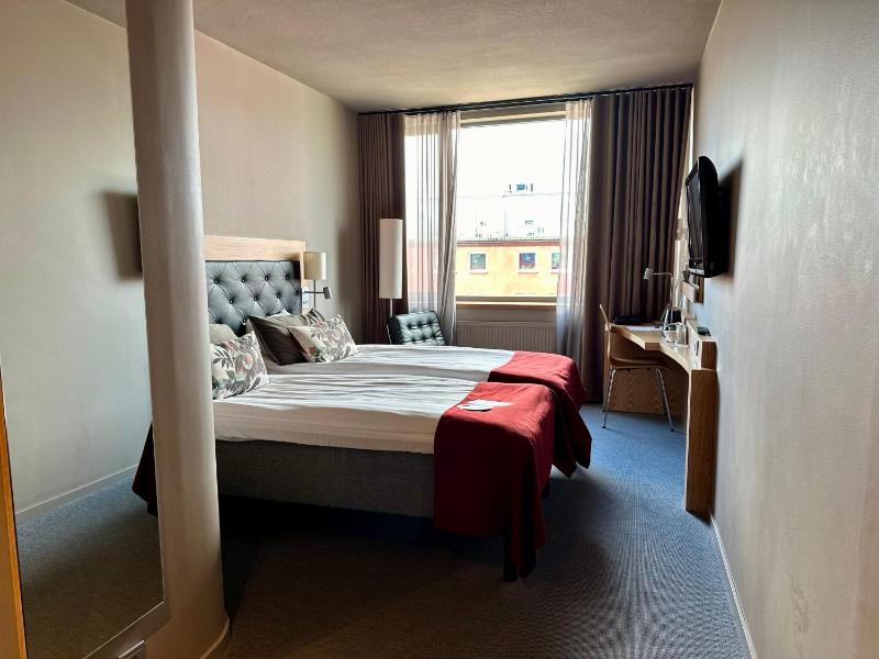Standard Twin Room image 4
