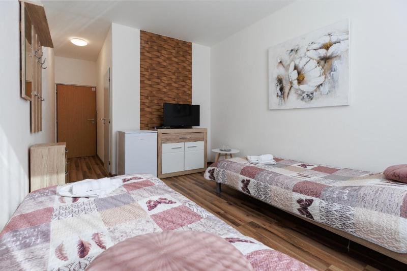 Superior Twin Room image 3