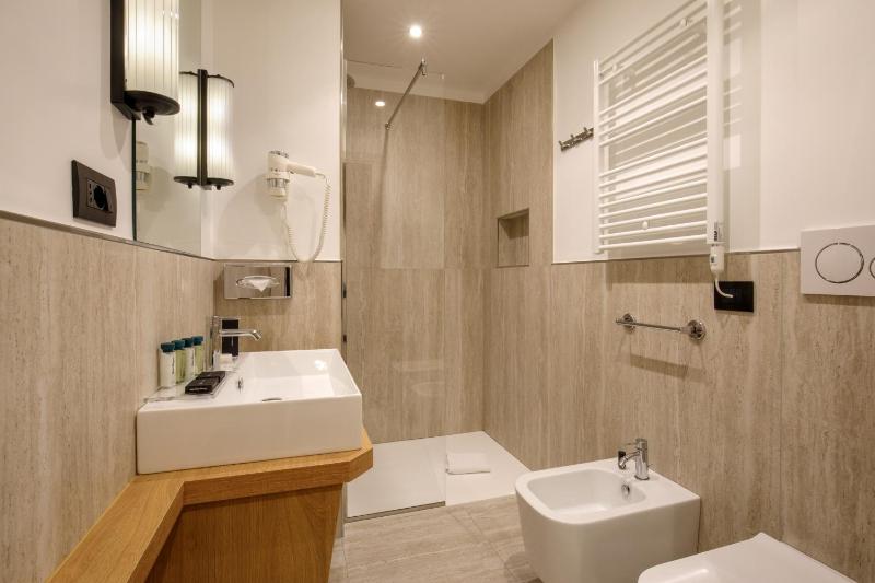 Double Room with Balcony image 2