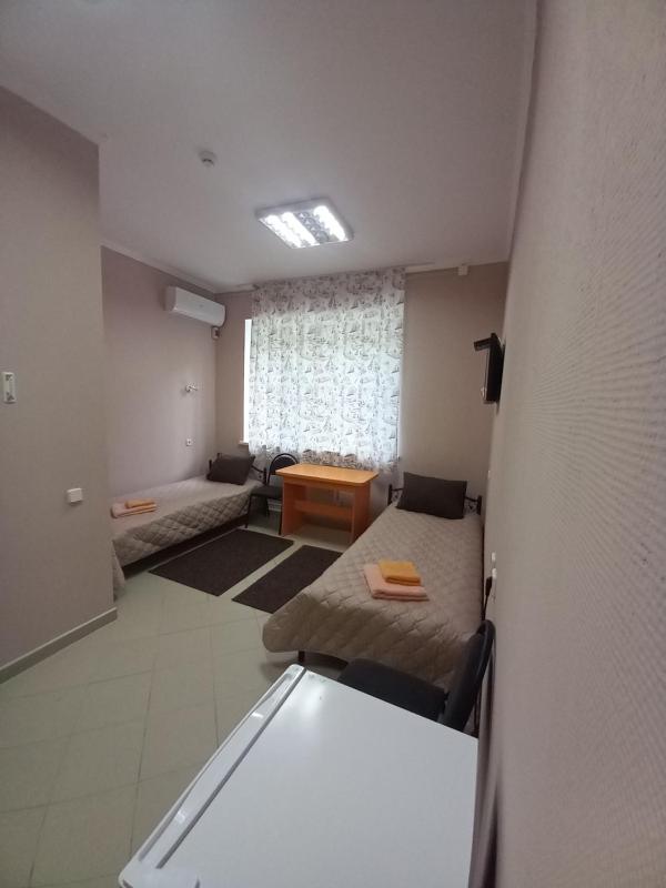 Twin Room with Bathroom image 3