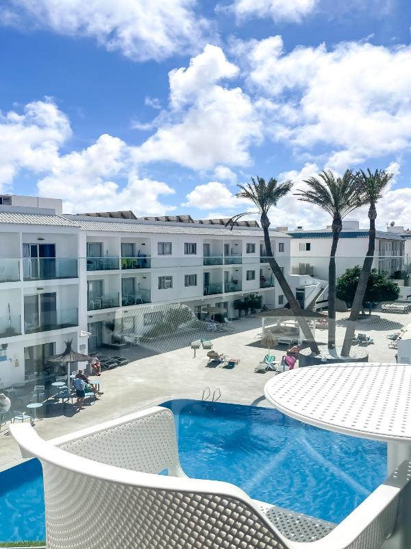 Double Room with Pool View image 3