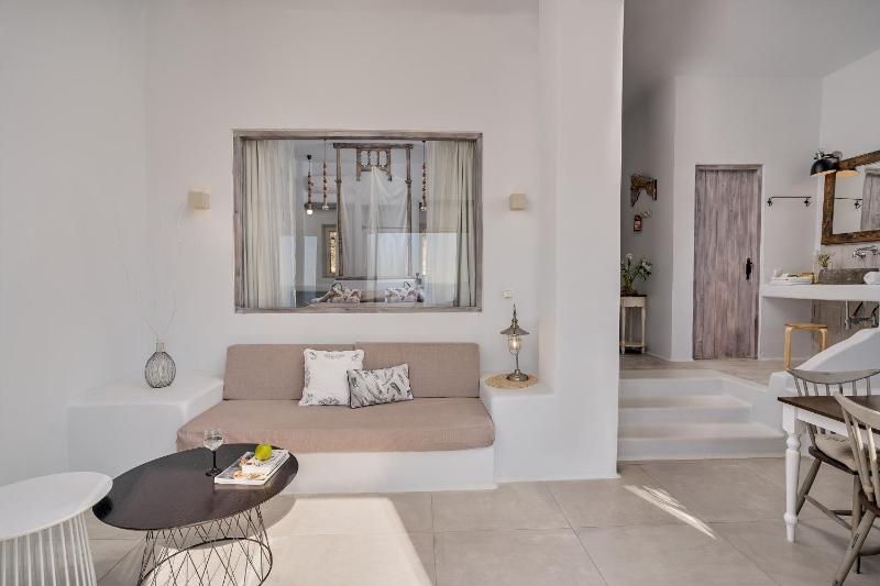 Poolfront One Bedroom Suite with Sea View image 2