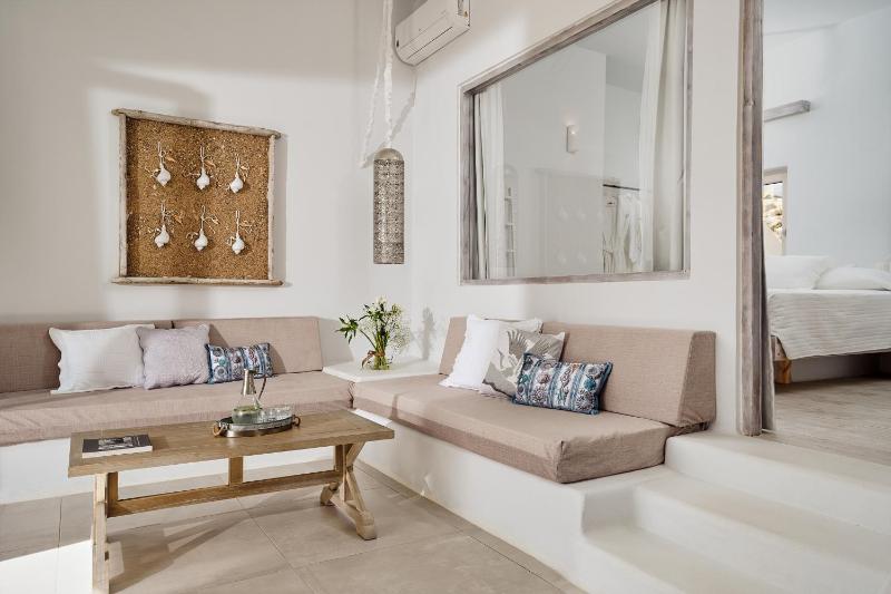 Poolfront One Bedroom Suite with Sea View image 3