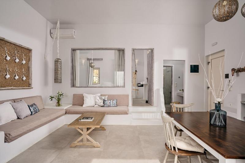 Poolfront One Bedroom Suite with Sea View image 1