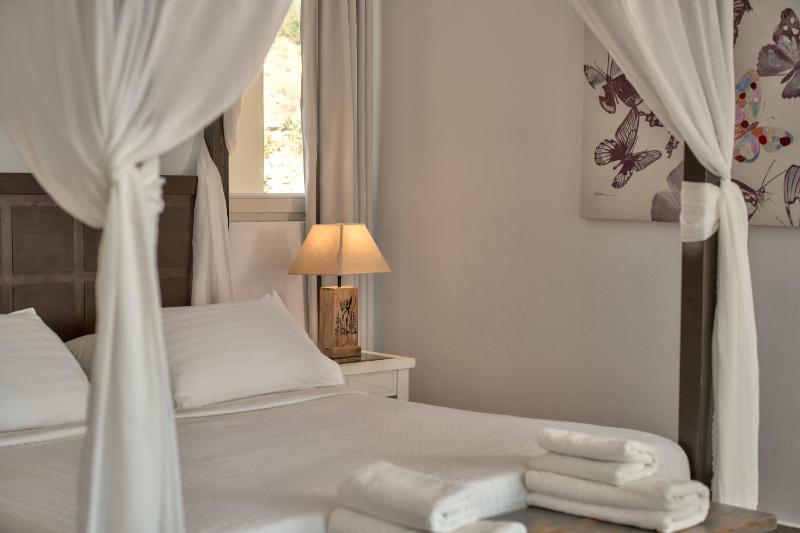 Poolfront Superior Suite with Sea View image 4