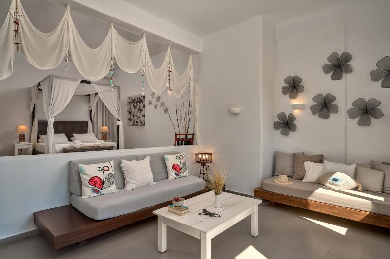 Poolfront Superior Suite with Sea View image 2