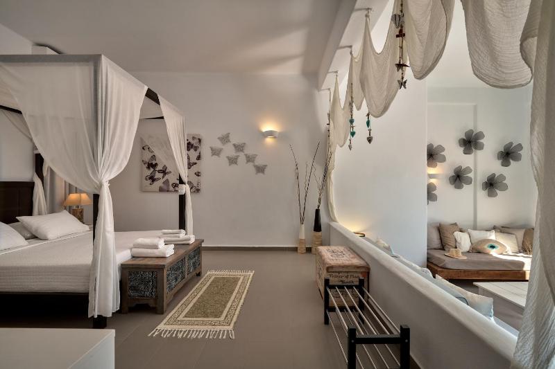 Poolfront Superior Suite with Sea View image 3