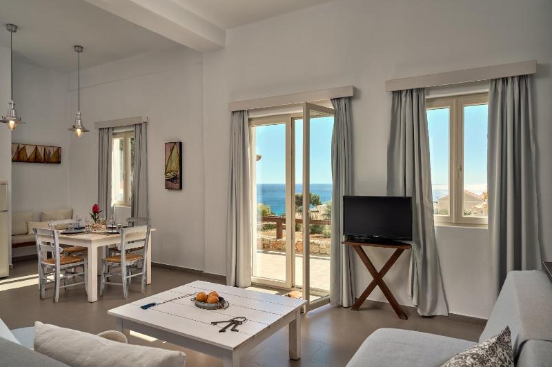 Poolfront Superior Suite with Sea View image 1