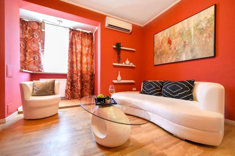 City Haven - Downtown Apartments with Art Deco Design - image 5