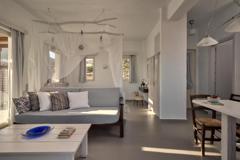Corner Suite with Panoramic Sea View image 3