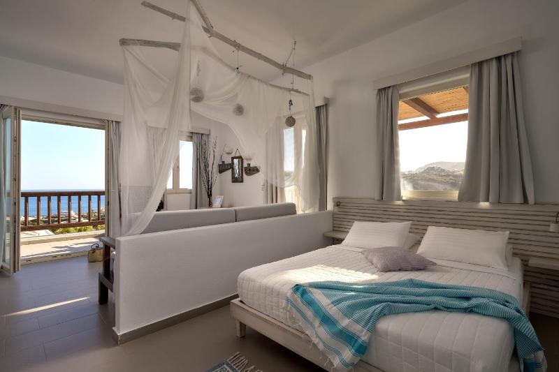 Corner Suite with Panoramic Sea View image 4