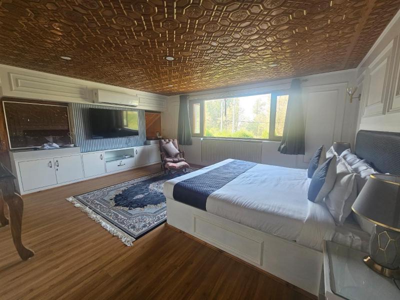Tree of Life Lakeside Cottage Srinagar - image 15