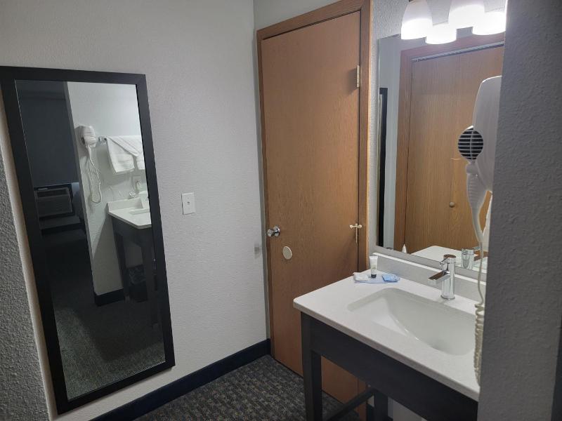 One King Bed Kitchenette Suite Non-Smoking image 4