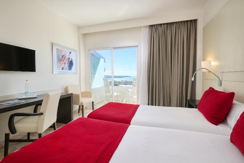 Double or Twin Room with Sea View image 3