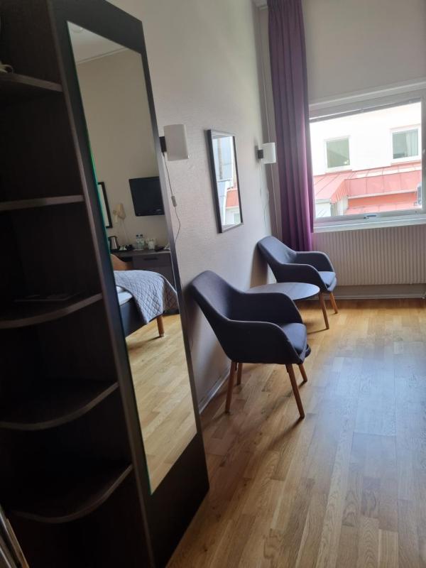Standard Twin Room image 4