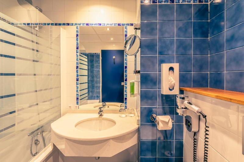 Standard Double Room - with Bathtub image 3