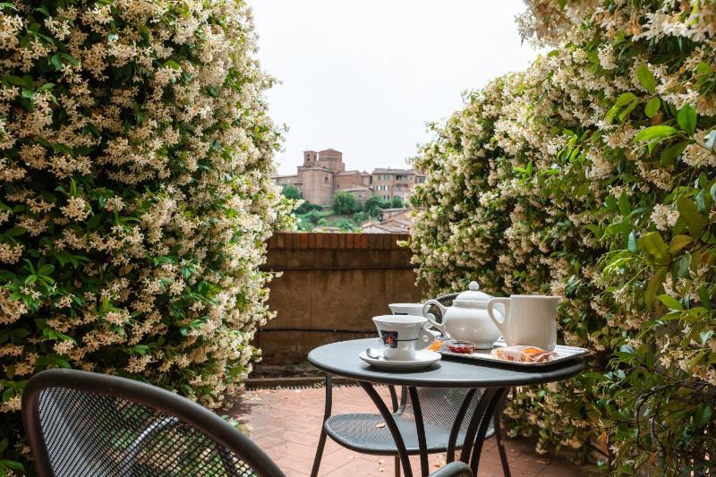 Standard Double Room with City View image 3