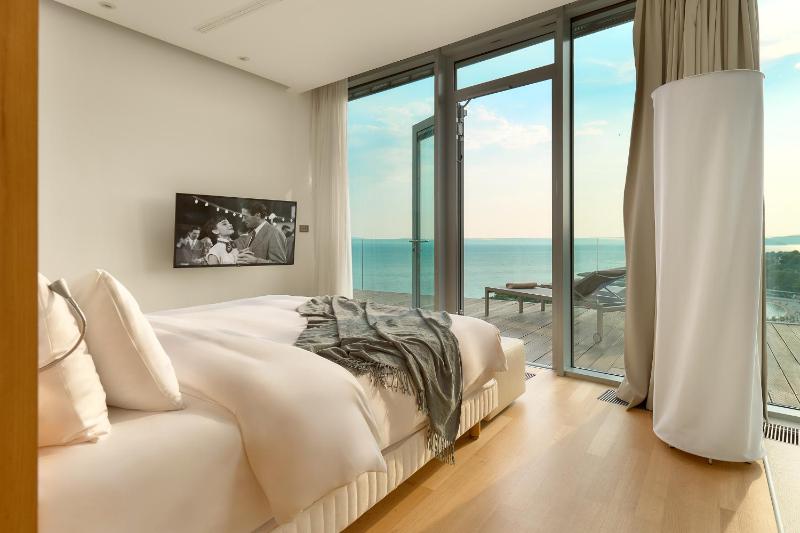 Penthouse Suite with Panoramic Sea View and Terrace image 4