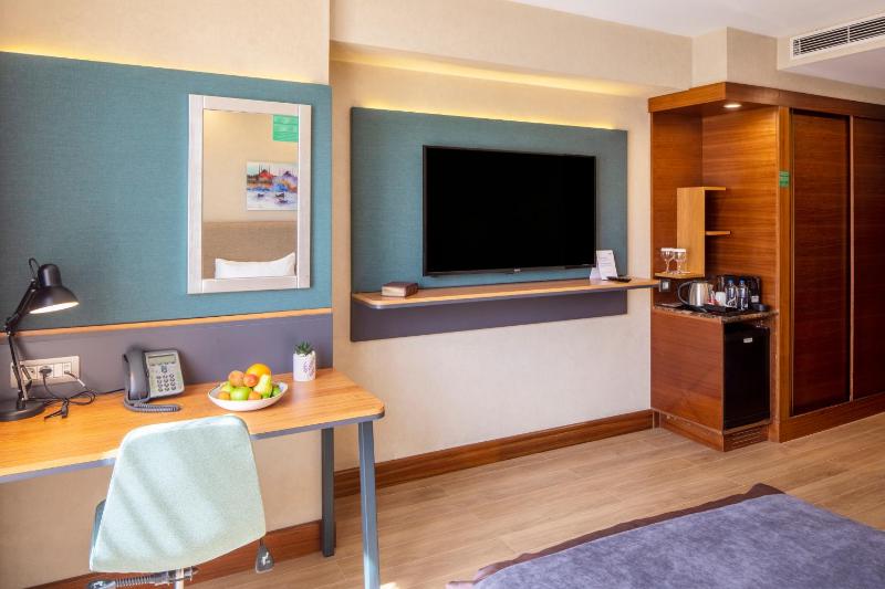 Deluxe King Room - Non-Smoking image 3