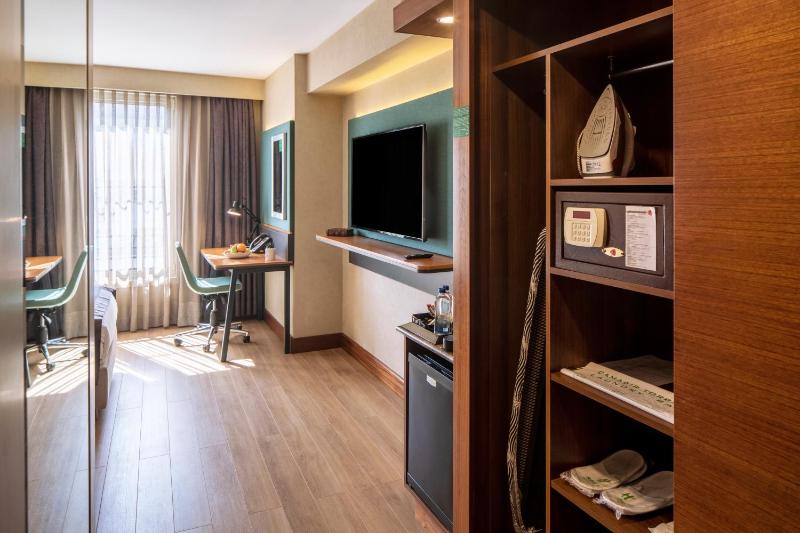 Deluxe King Room - Non-Smoking image 1