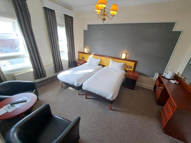 Twin Room image 4