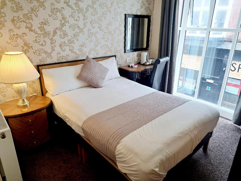 Double Room image 3
