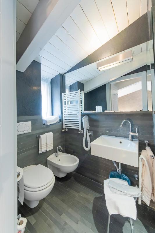 Standard Double Room image 3