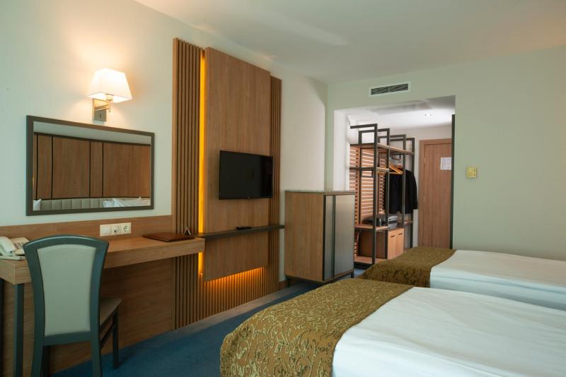 Twin Room image 4