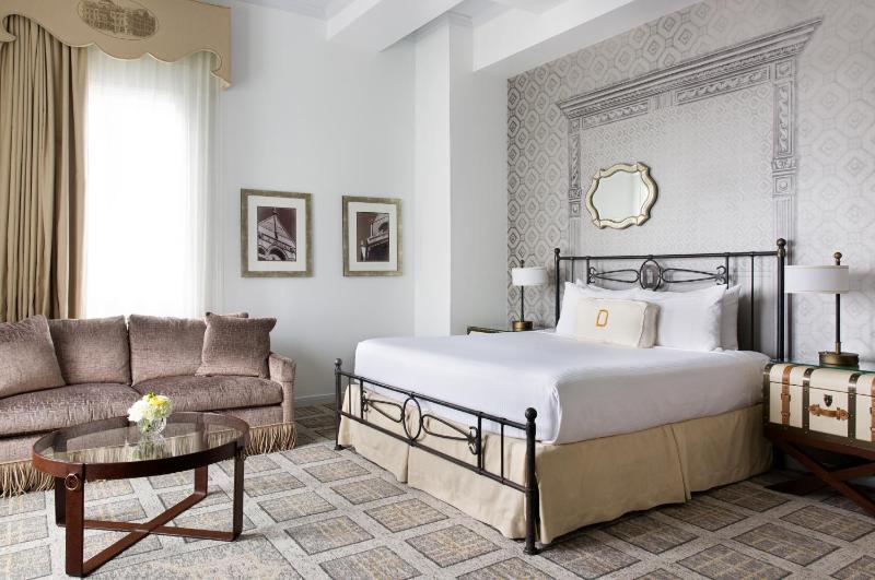 Deluxe King Room image 3