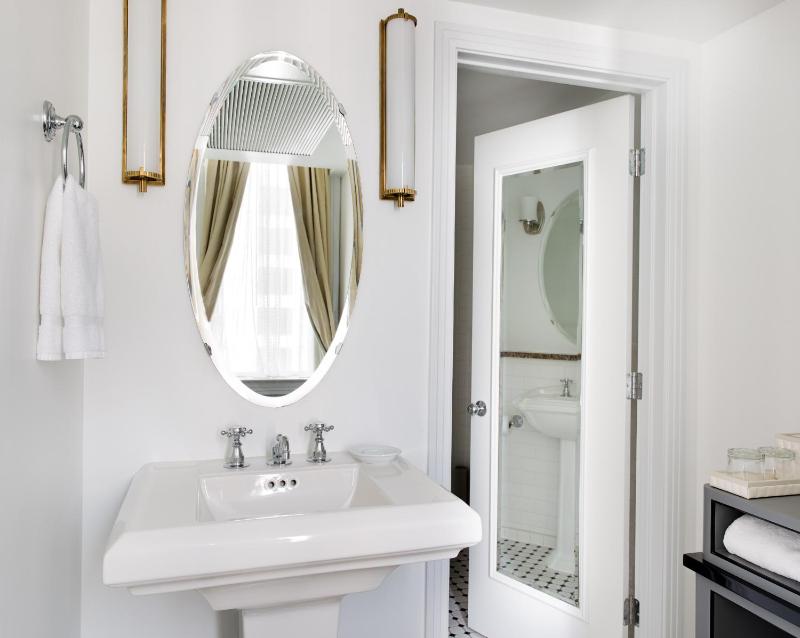 Deluxe King Room image 2