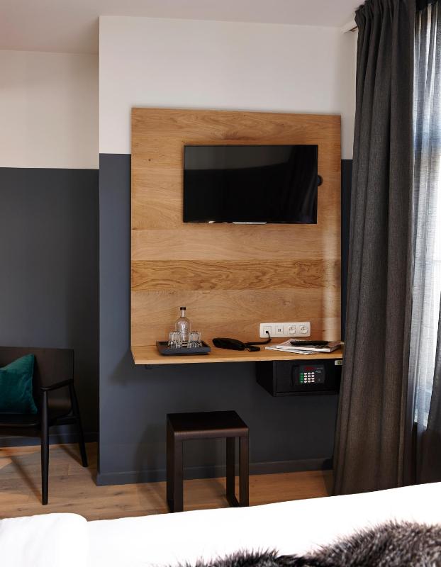 Superior Double Room with Canal View image 4