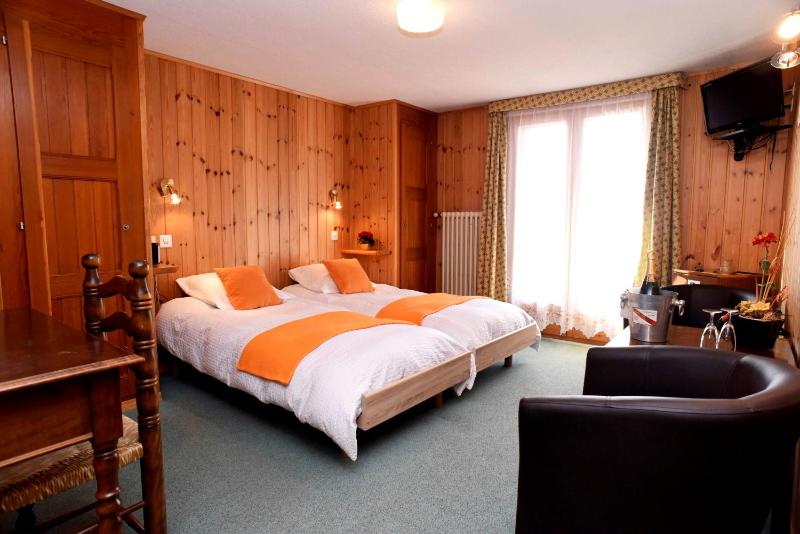 Twin Room - South image 2