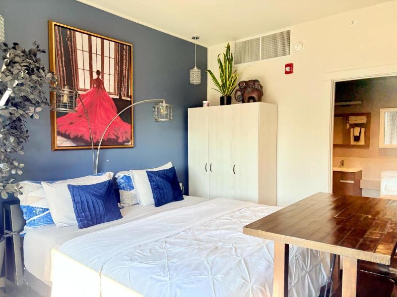 Deluxe King Room image 2