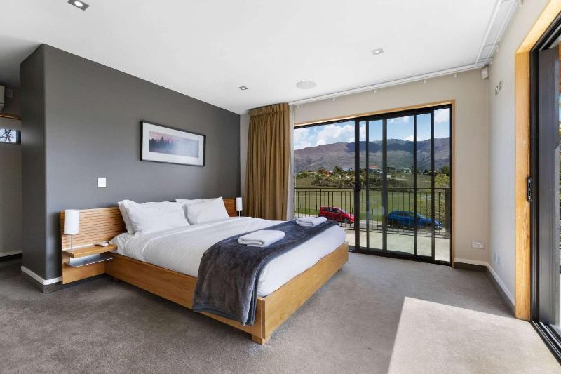 Wanaka Family Retreat - image 8