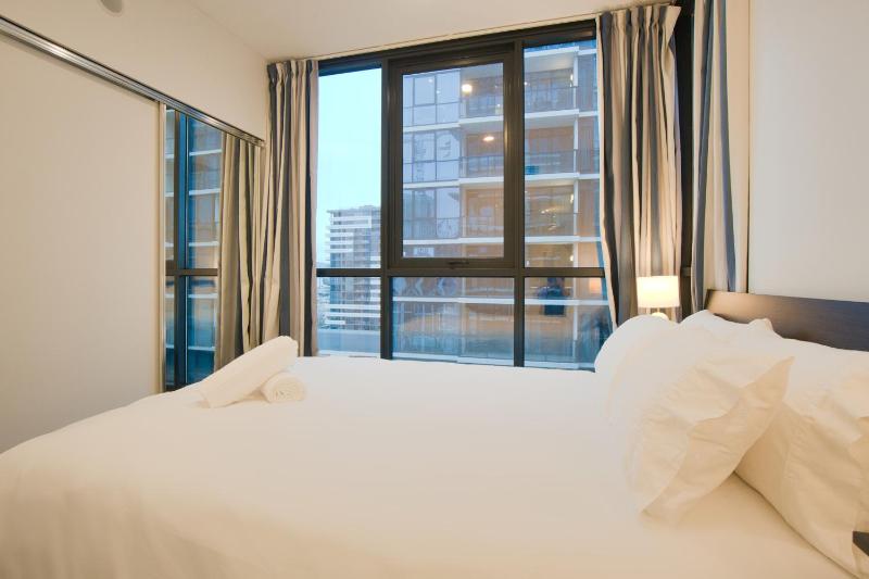 City Serenity 2BR Apt with Pool Gym Steam Sauna - image 2