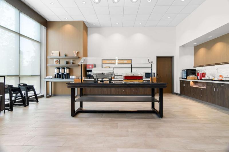 Hampton Inn & Suites by Hilton Chicago Medical District UIC - image 12