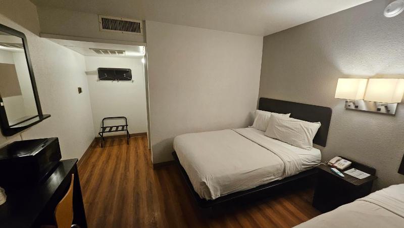 Quadruple Room - Non-Smoking image 4