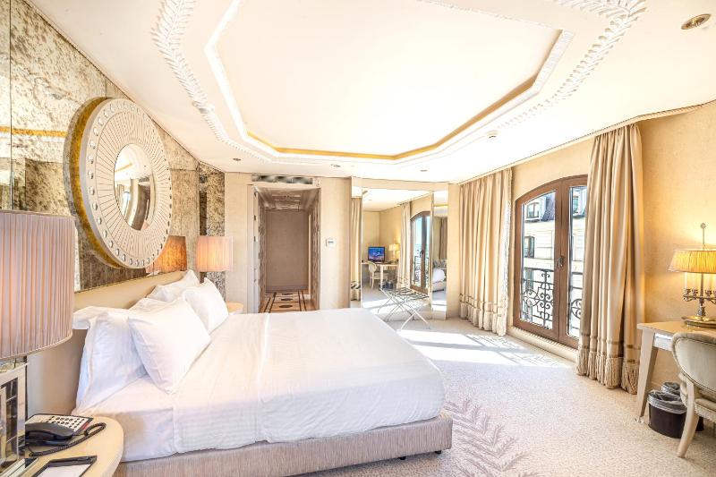 Corner King Room with Sea View image 4