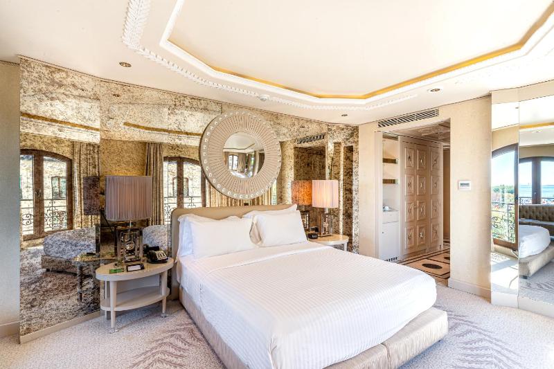 Corner King Room with Sea View image 3