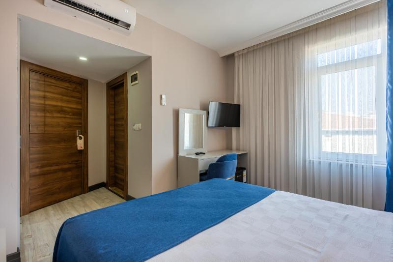 Large Double Room image 2