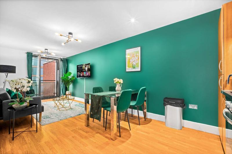 Sleeps 7 - 4 Beds Apt Arcadian Centre B'ham - image 2