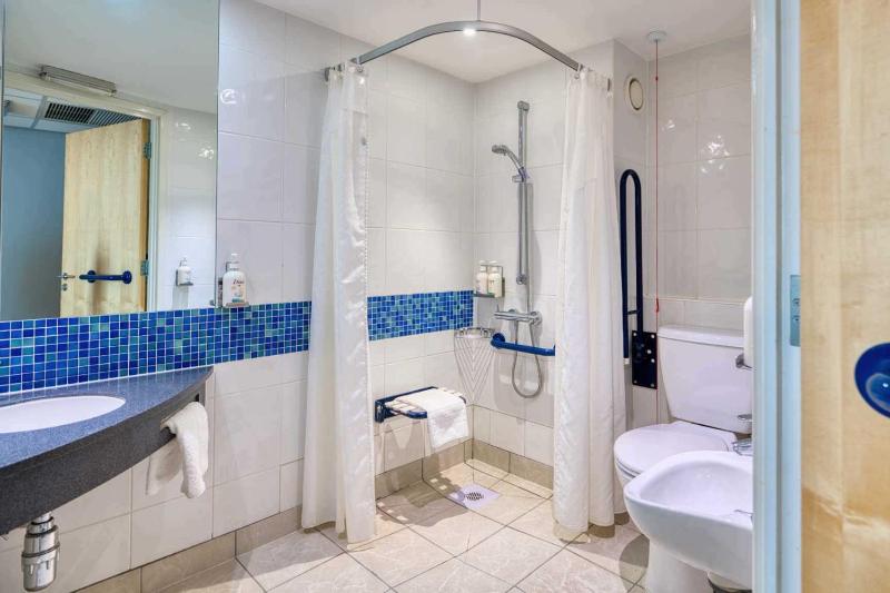 Double Room with Free Hot Breakfast - Accessible image 2