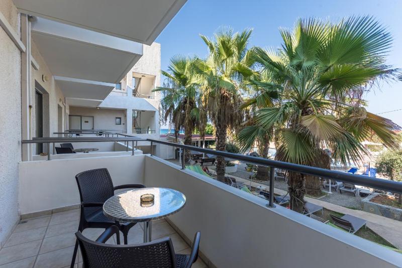 Triple Room with Garden View image 4