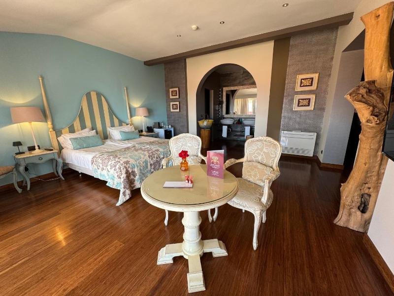 Deluxe Double Room with Parcial or Direct Sea View image 2
